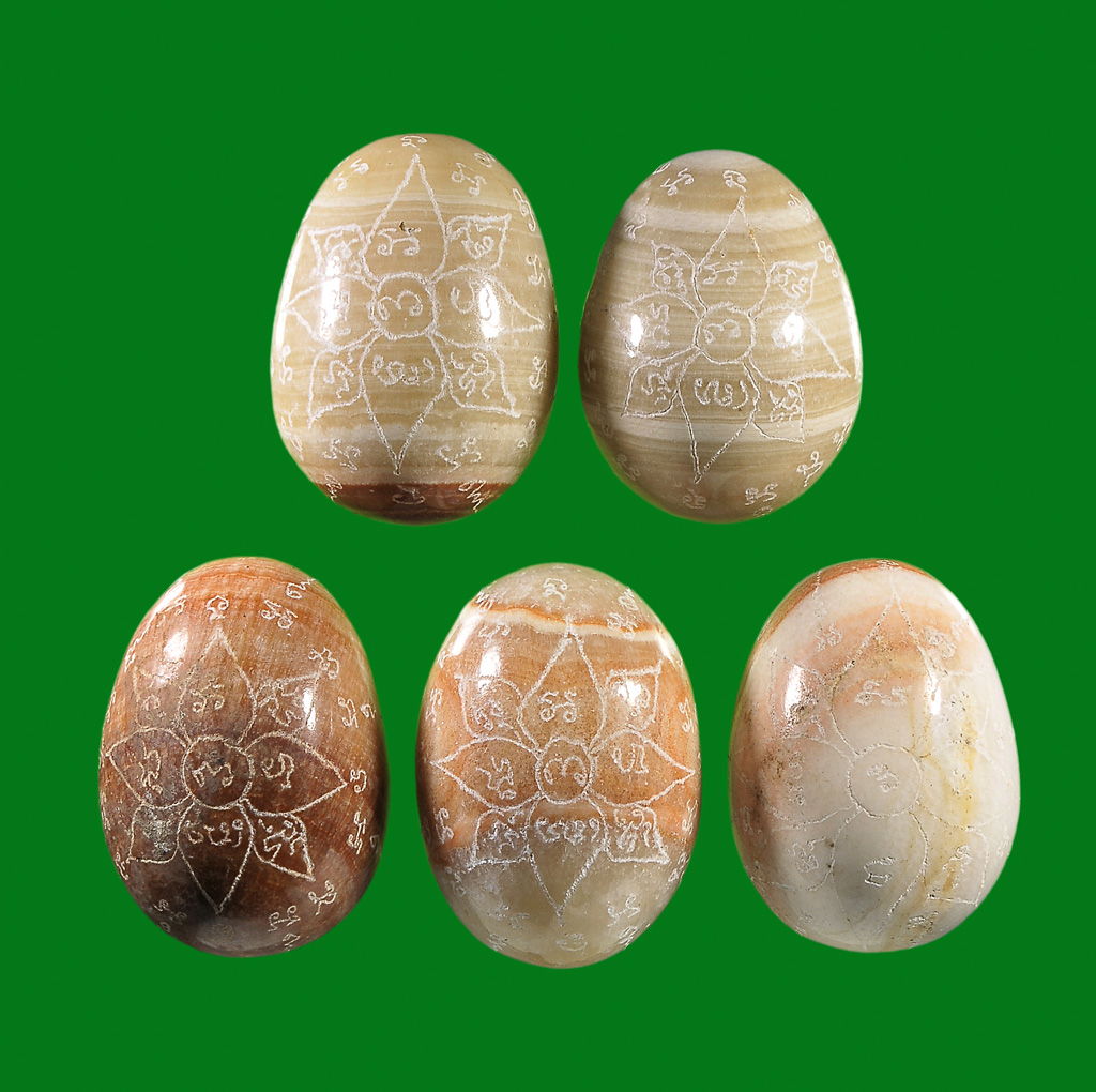 ไข่พญากาเผือก หลวงพ่อสนิท วัดลำบัวลอย